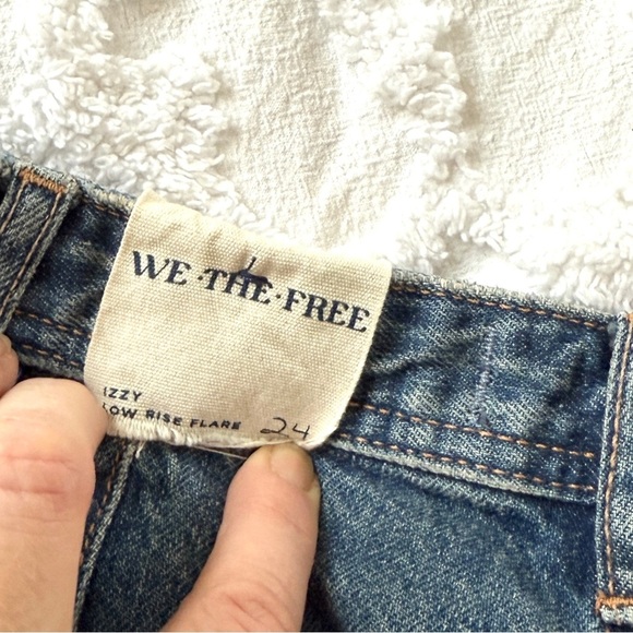 We The Free ‘ Izzy ‘ Low Rise Flare Women’s Denim Patch Pocket Jeans Size 24 - Picture 2 of 10